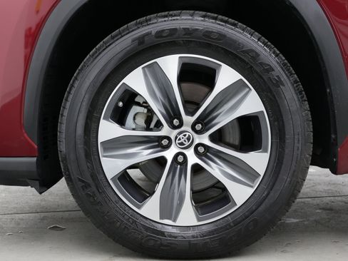 Used 2022 Toyota Highlander XLE FWD image 13