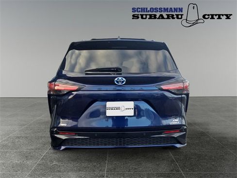 Used 2024 Toyota Sienna XSE w/ XSE Plus Package image 8