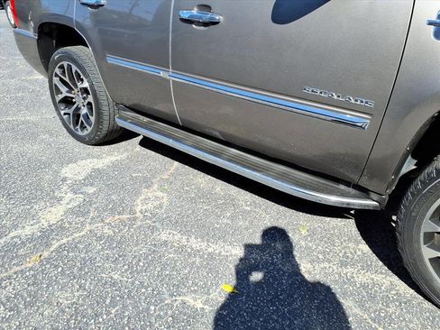 Used 2011 Cadillac Escalade AWD image 12