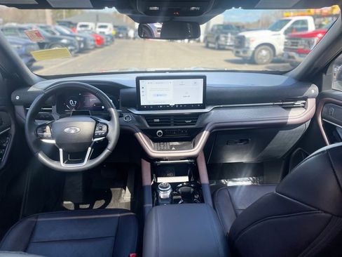 Used 2025 Ford Explorer Platinum AWD/4WD image 13