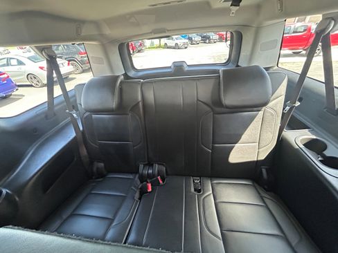Used 2018 Chevrolet Suburban LT RWD image 7