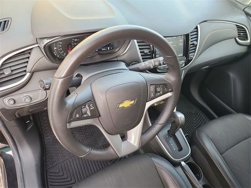 Used 2022 Chevrolet Trax LT w/ LT Convenience Package image 10