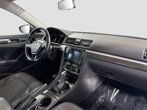 Used 2018 Volkswagen Passat 2.0T SE FWD image 30