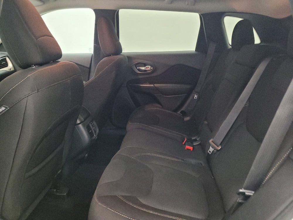 Used 2016 Jeep Cherokee Latitude w/ Comfort & Sound Group AWD/4WD image 18
