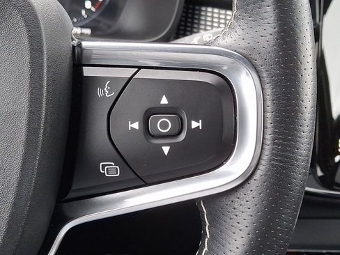 Used 2021 Volvo XC40 T5 R-Design w/ Climate Package image 23