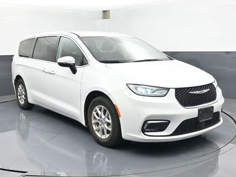 Used 2023 Chrysler Pacifica Touring-L FWD image 2