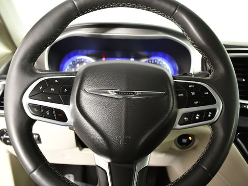 Used 2023 Chrysler Pacifica Touring-L image 20