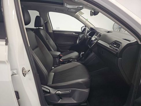 Used 2023 Volkswagen Tiguan SE w/ Panoramic Sunroof Package FWD image 8