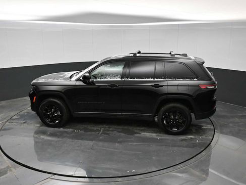 Used 2024 Jeep Grand Cherokee Altitude image 24