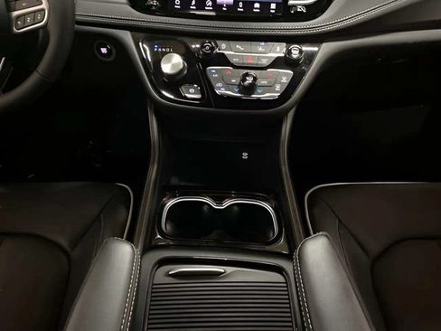 Used 2026 Chrysler Pacifica Limited FWD image 14