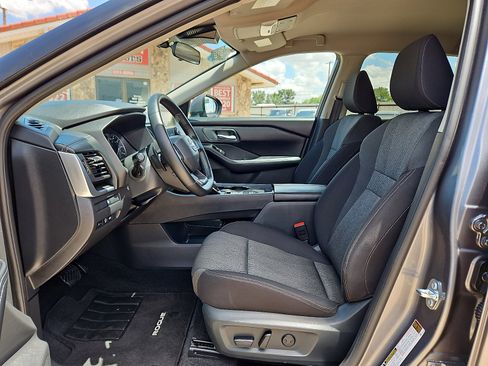 Used 2025 Nissan Rogue SV FWD image 11