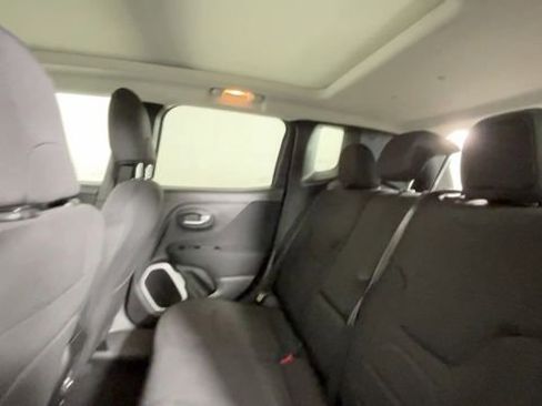 Used 2018 Jeep Renegade Latitude AWD/4WD image 24