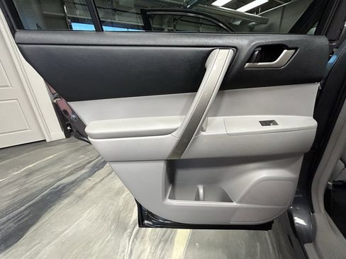 Used 2011 Toyota Highlander SE image 45