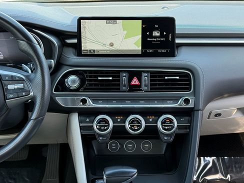 Used 2023 Genesis G70 2.0T image 16