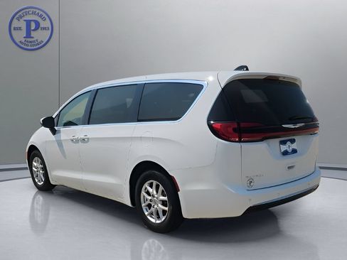 Used 2023 Chrysler Pacifica Touring-L FWD image 6