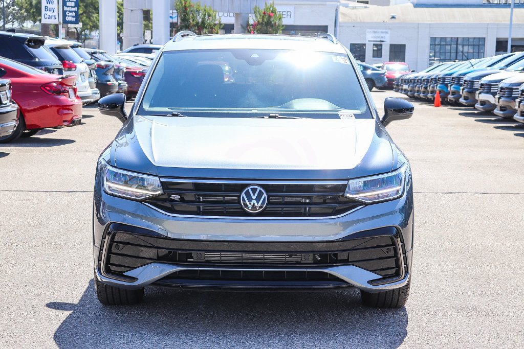 Used 2024 Volkswagen Tiguan SE R-Line FWD image 2