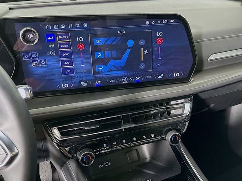 Used 2025 Chevrolet Traverse LT w/ Driver Confidence Package image 14