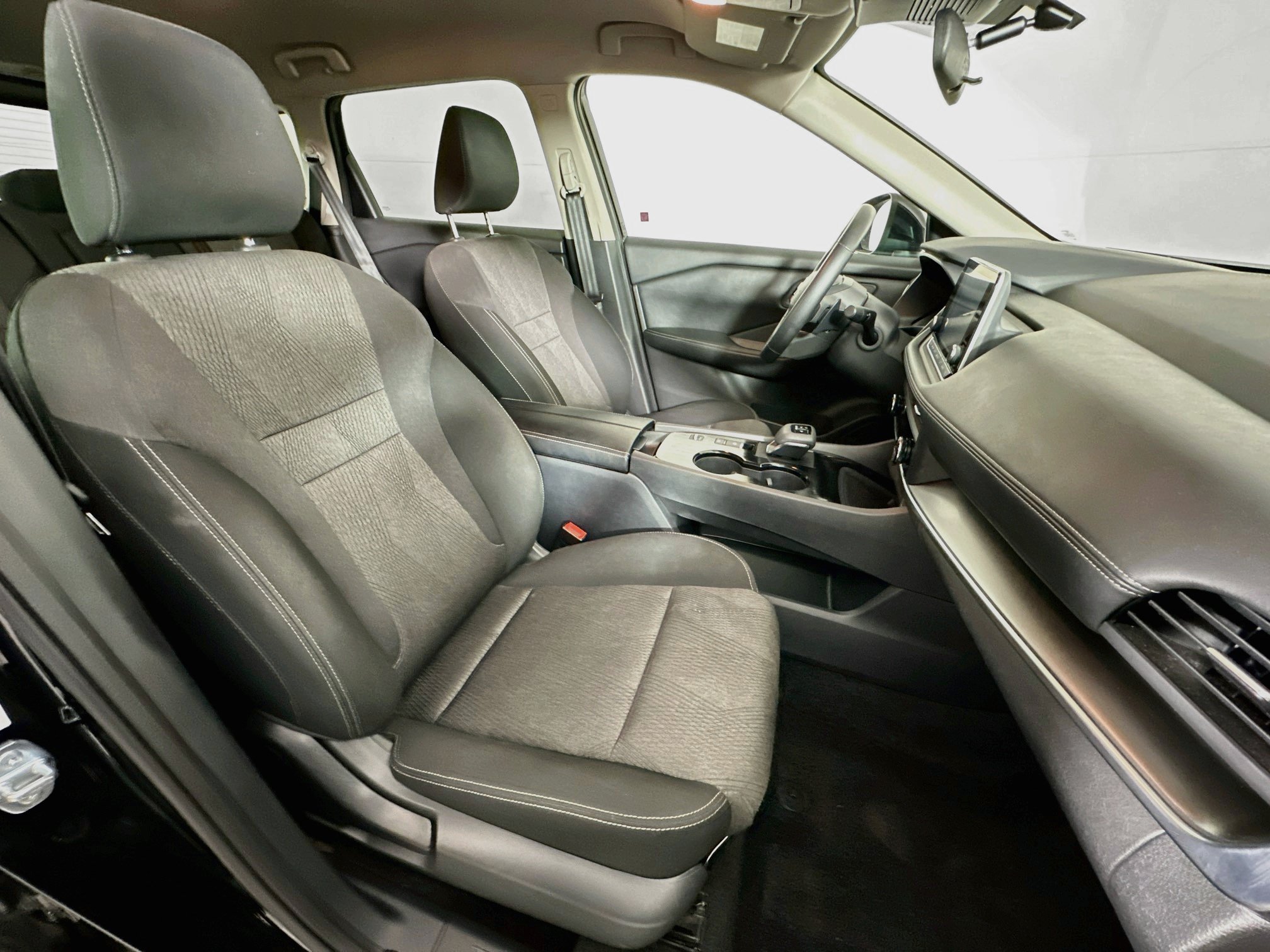Used 2025 Nissan Rogue SV FWD image 30