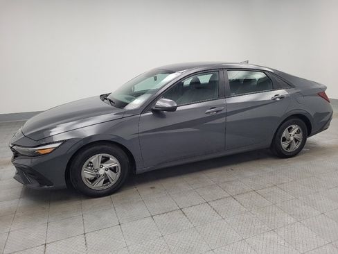 Used 2025 Hyundai Elantra SE FWD image 2