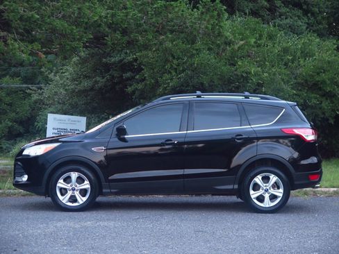 Used 2016 Ford Escape SE w/ Equipment Group 201A FWD image 2