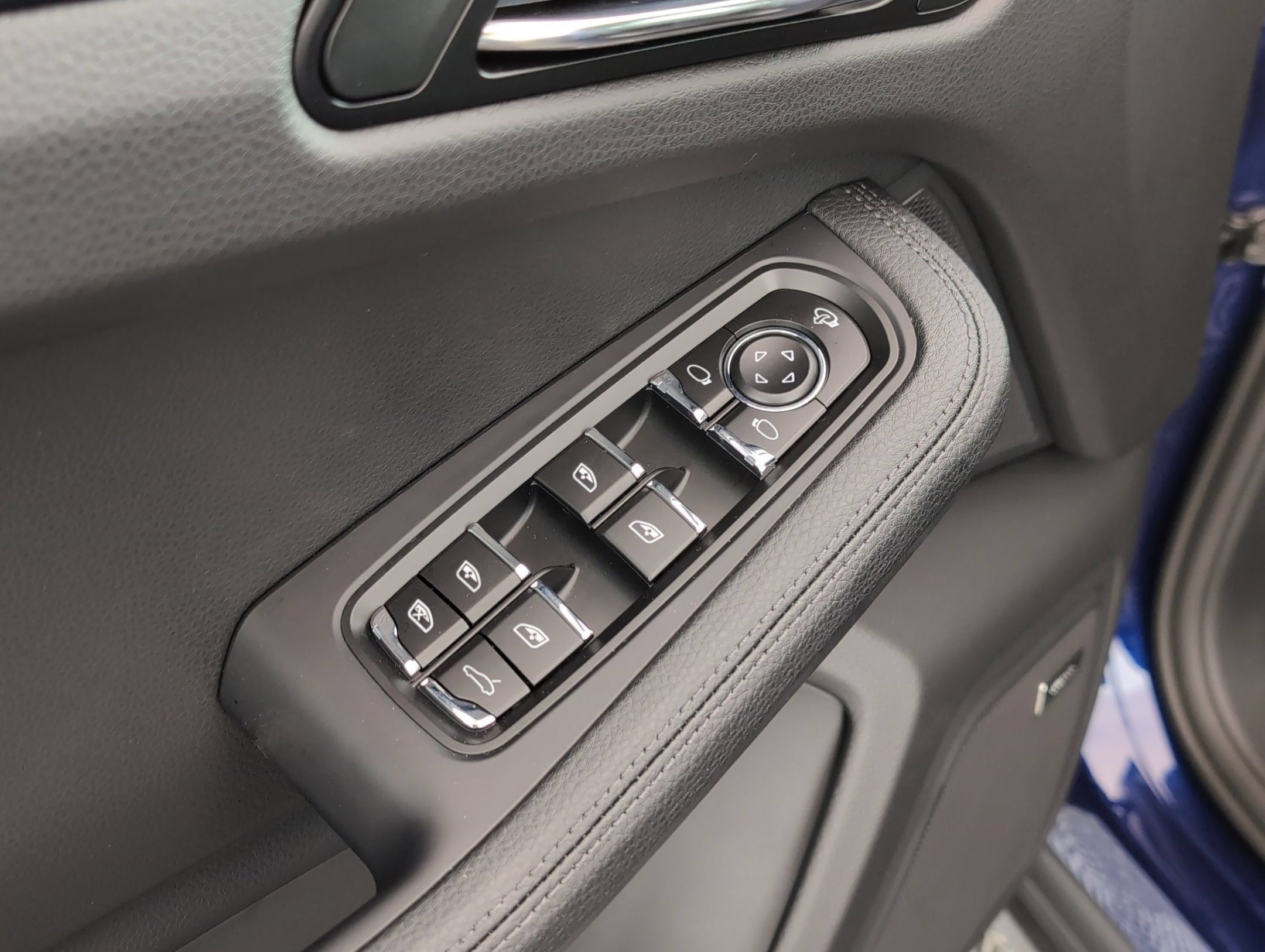 Certified 2025 Porsche Macan AWD/4WD image 17