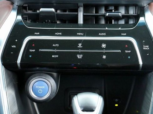 Used 2021 Toyota Venza Limited image 32