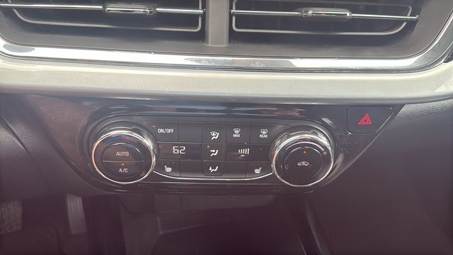 Used 2025 Chevrolet Trax LT w/ LT Convenience Package FWD image 21