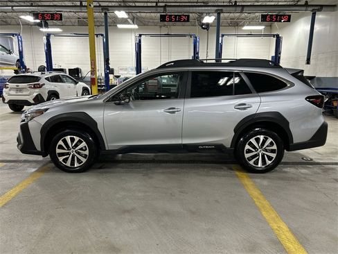 Certified 2025 Subaru Outback Premium image 5