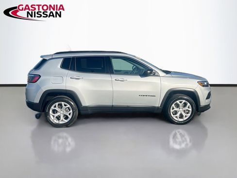 Used 2024 Jeep Compass Latitude image 10