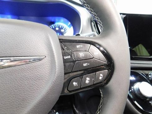 Used 2025 Chrysler Pacifica Limited image 25