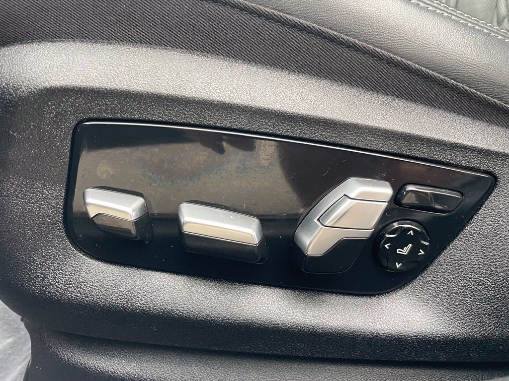 Used 2021 BMW M550i xDrive w/ Dynamic Handling Package AWD/4WD image 29