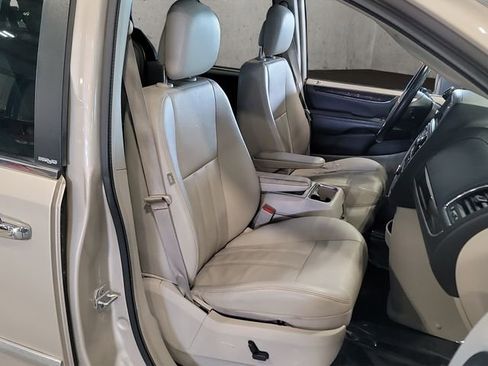 Used 2013 Chrysler Town & Country Touring-L w/ Driver Convenience Group image 20
