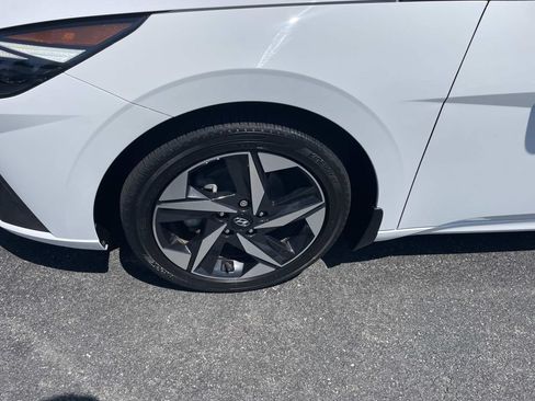 Used 2023 Hyundai Elantra Limited w/ Preferred Accessory Package FWD image 11