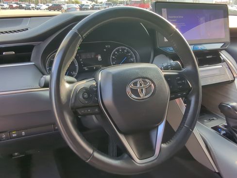 Used 2023 Toyota Venza XLE image 16