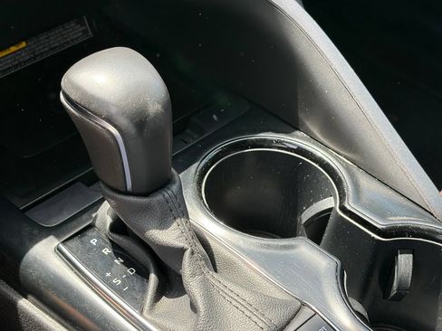 Used 2020 Toyota Camry SE w/ Sunroof Package FWD image 9