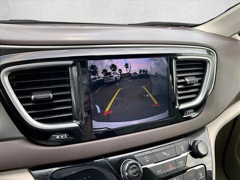 Used 2018 Chrysler Pacifica Touring-L Plus image 21