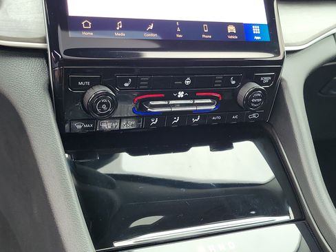 Used 2024 Jeep Grand Cherokee Limited image 27