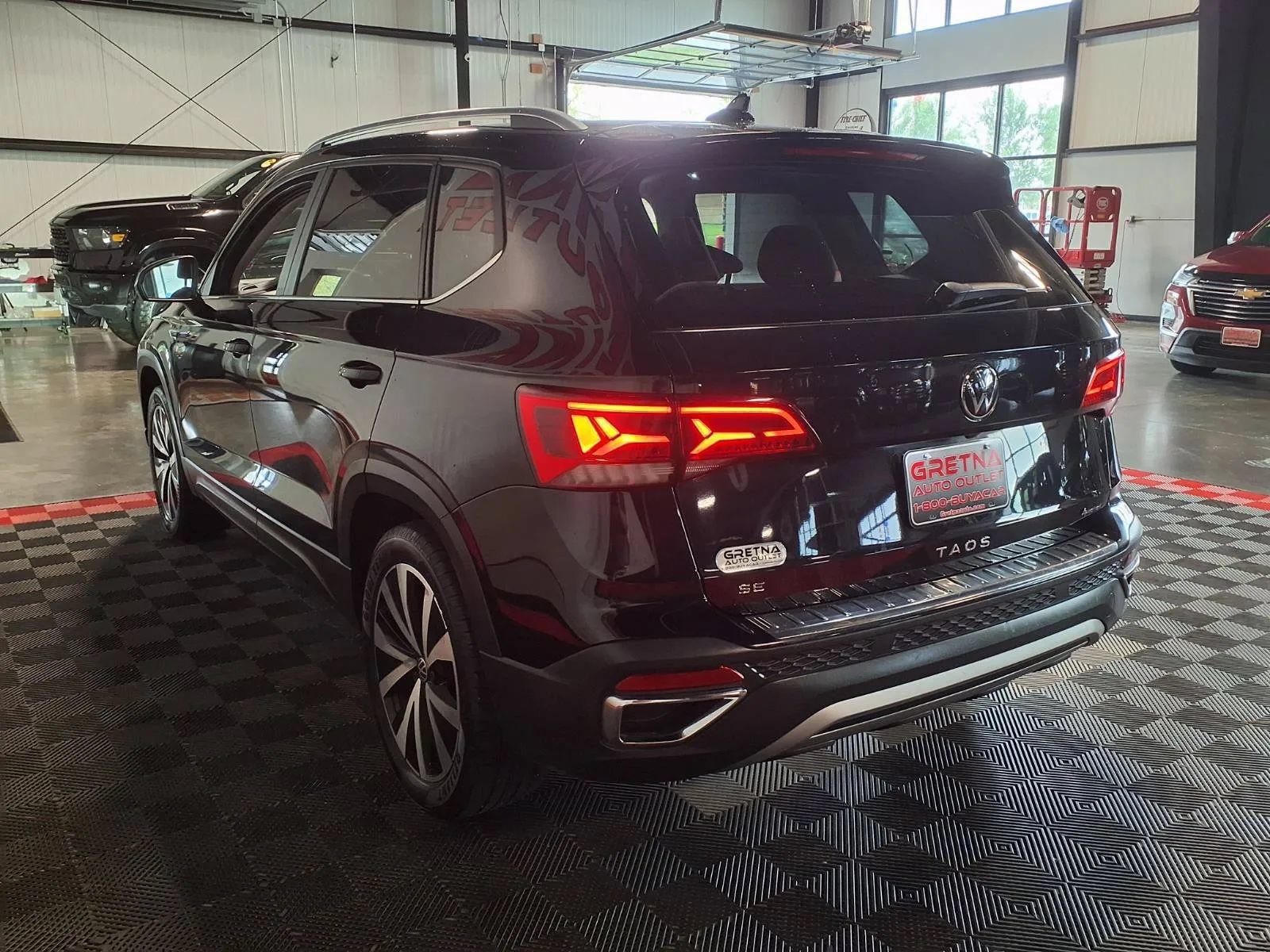 Used 2022 Volkswagen Taos SE FWD image 5