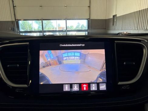 Used 2022 Chrysler Pacifica Limited FWD image 33