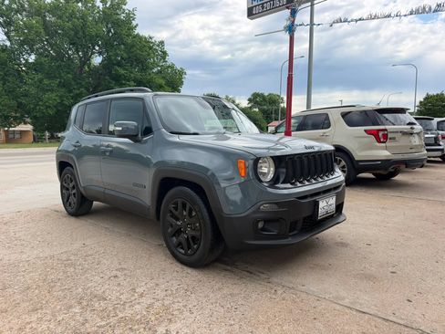 Used 2018 Jeep Renegade Altitude w/ UConnect 8.4 Nav Group FWD image 2