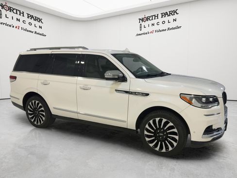 Used 2023 Lincoln Navigator Black Label AWD/4WD image 3