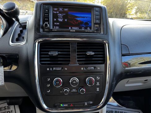 Used 2020 Dodge Grand Caravan SXT image 19