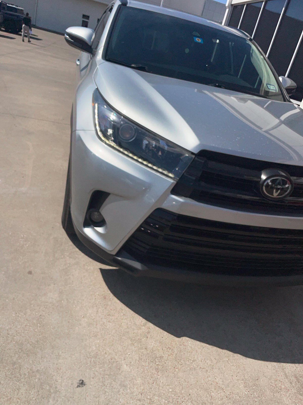 Used 2019 Toyota Highlander SE FWD image 3