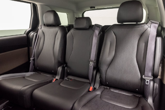 Used 2025 Kia Carnival FWD image 27