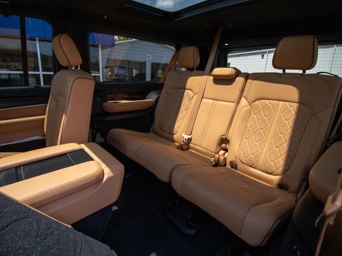 Used 2025 Jeep Grand Wagoneer L Series III w/ Rear Seat Video Group 1 AWD/4WD image 10