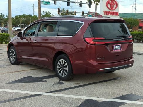 Used 2021 Chrysler Pacifica Touring-L w/ Premium & Safety Sphere Group FWD image 8