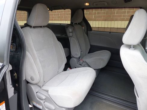 Used 2017 Toyota Sienna LE FWD image 47