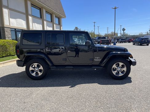 Used 2017 Jeep Wrangler Unlimited Sahara AWD/4WD image 2