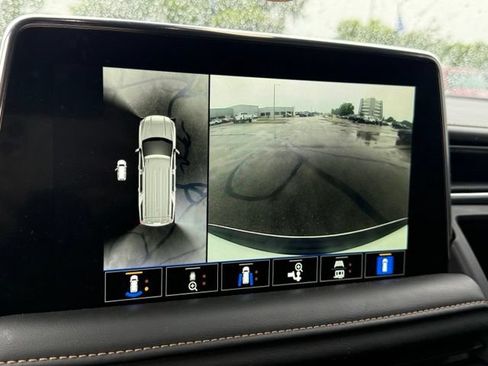 Used 2022 GMC Yukon AT4 w/ Technology Package AWD/4WD image 3