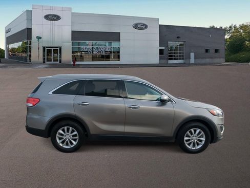 Used 2017 Kia Sorento LX image 11